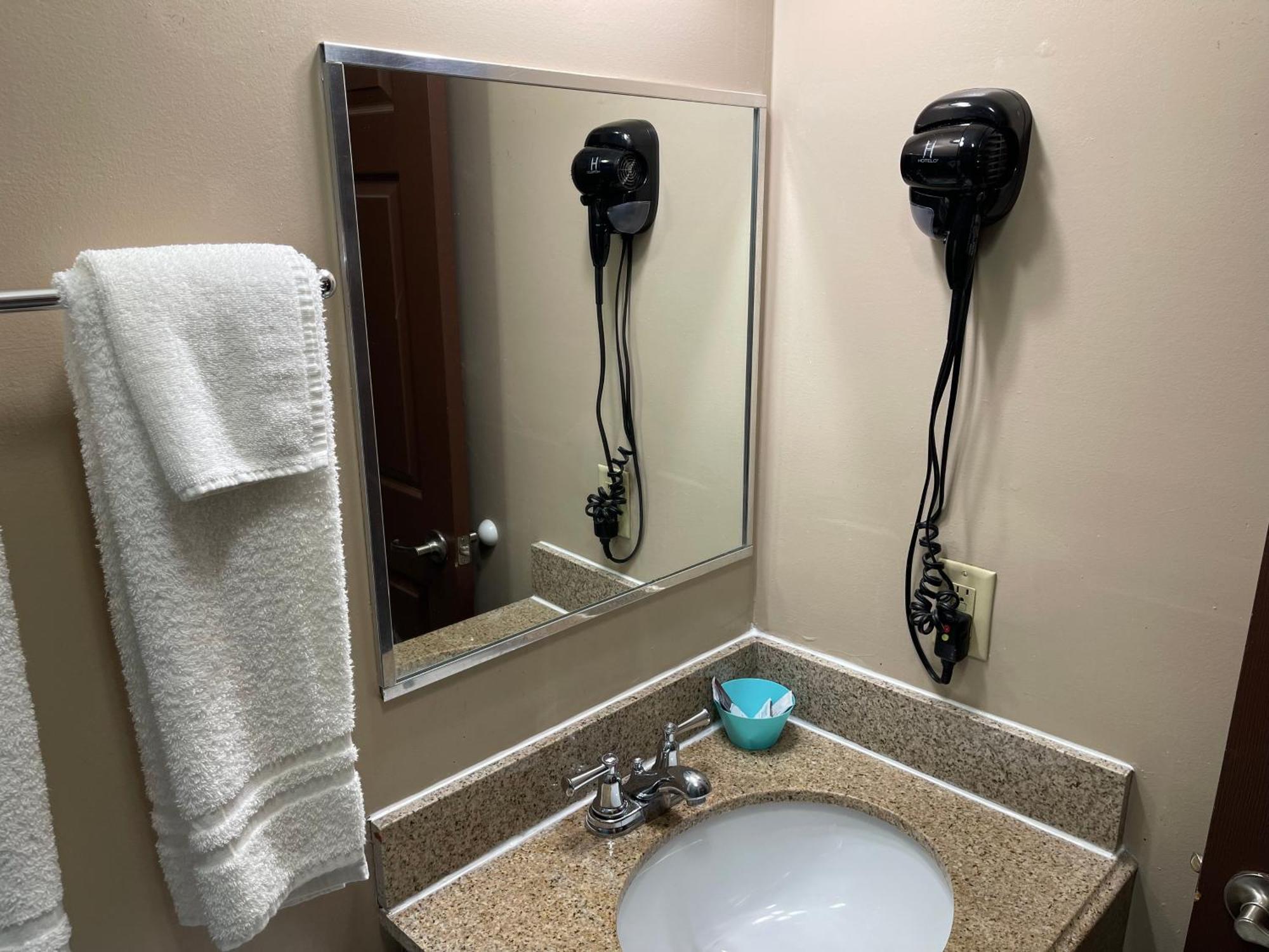 Economy Inn & Suites Ashtabula Esterno foto