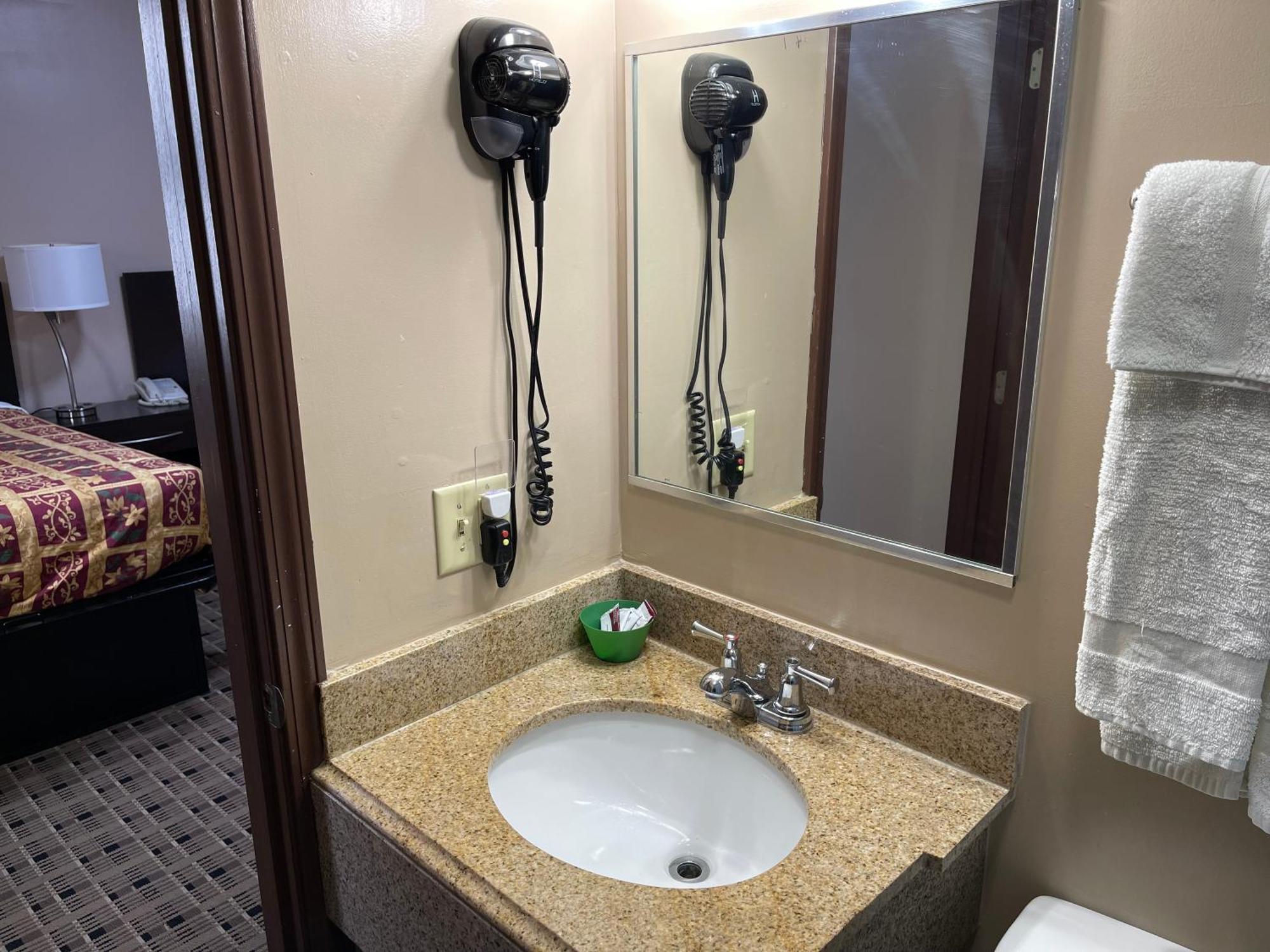 Economy Inn & Suites Ashtabula Esterno foto