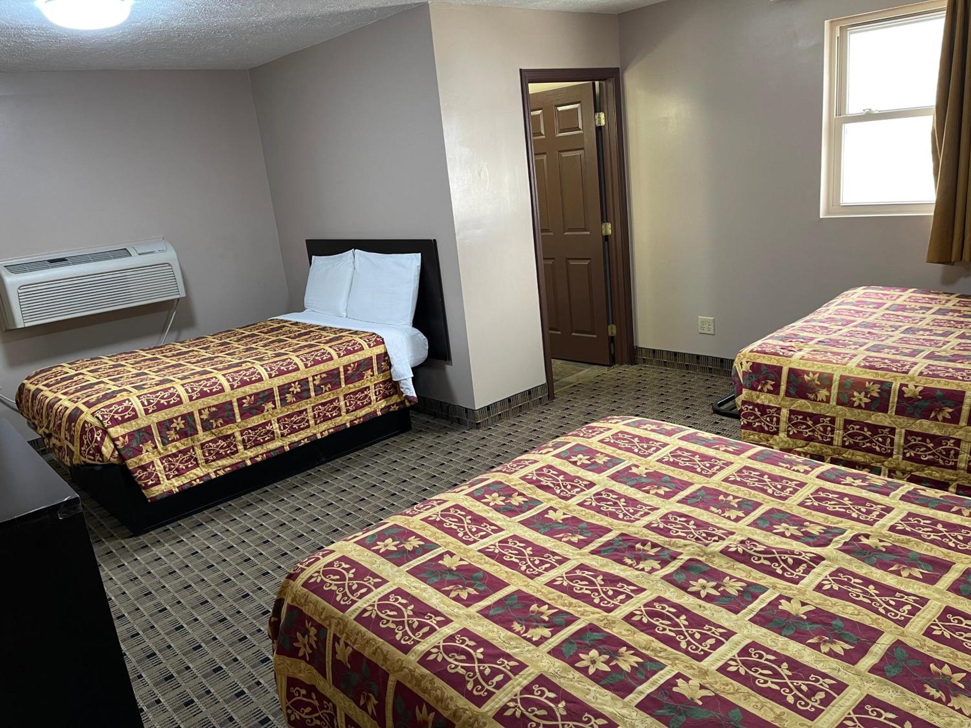 Economy Inn & Suites Ashtabula Esterno foto