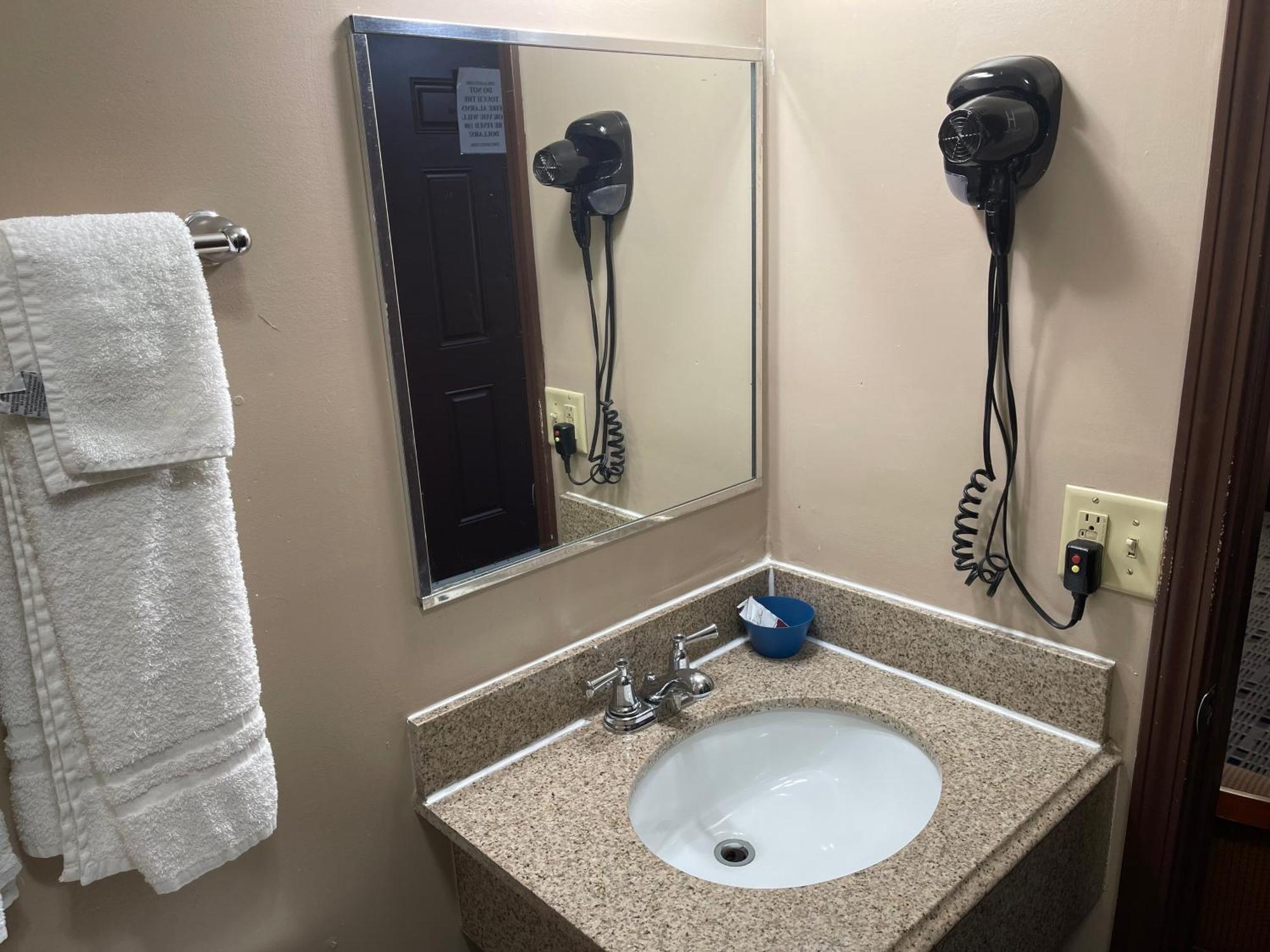 Economy Inn & Suites Ashtabula Esterno foto
