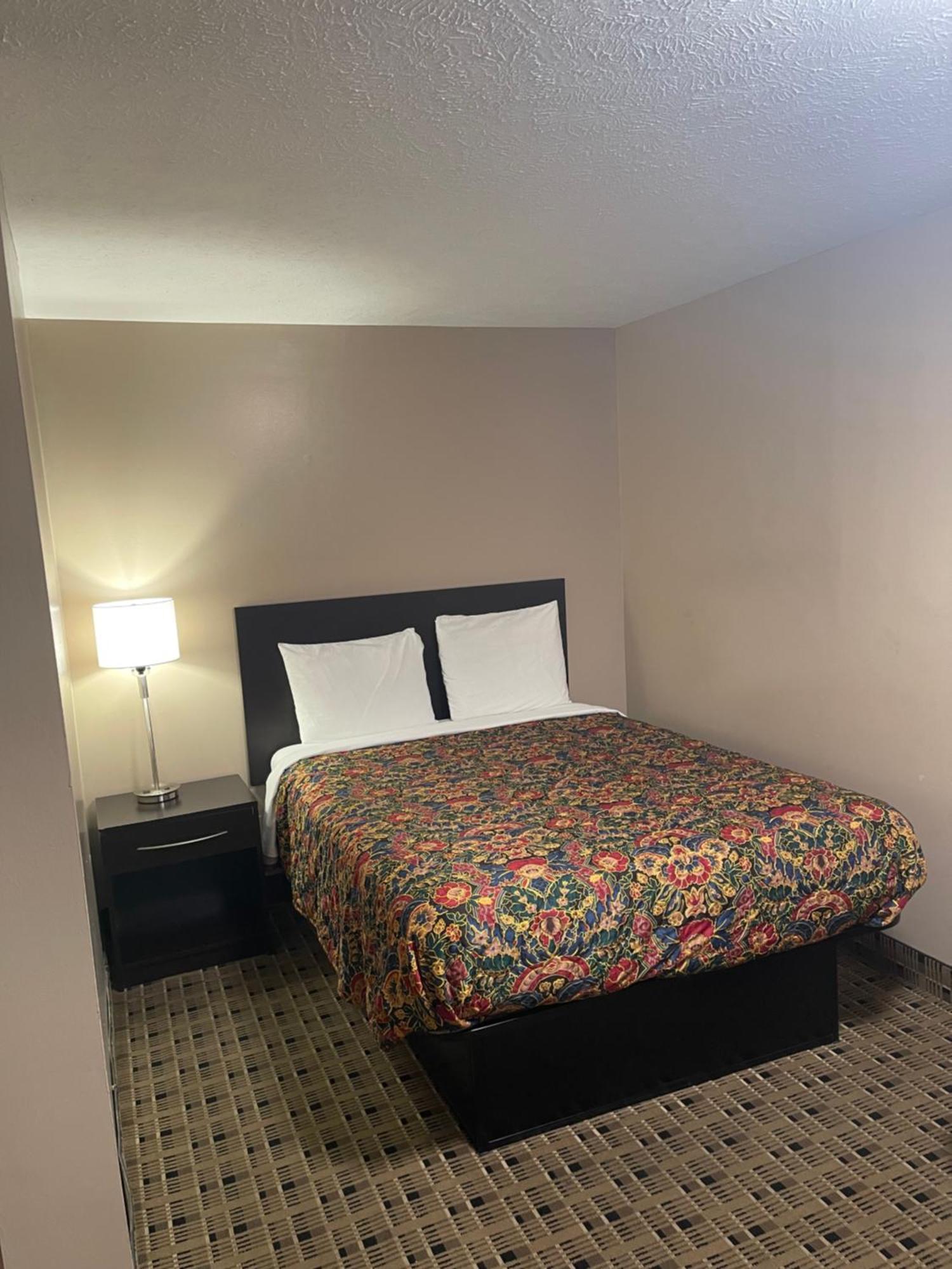 Economy Inn & Suites Ashtabula Esterno foto