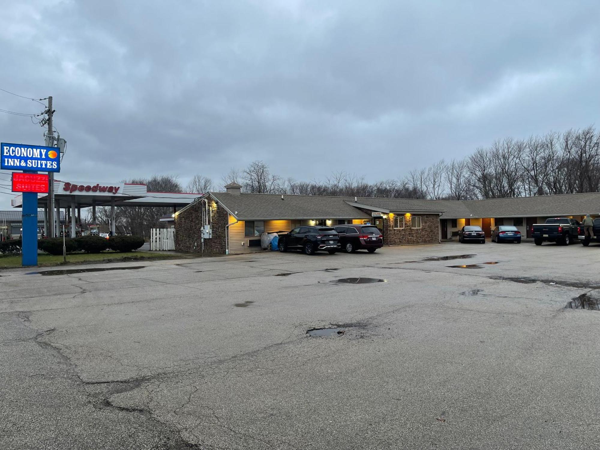 Economy Inn & Suites Ashtabula Esterno foto