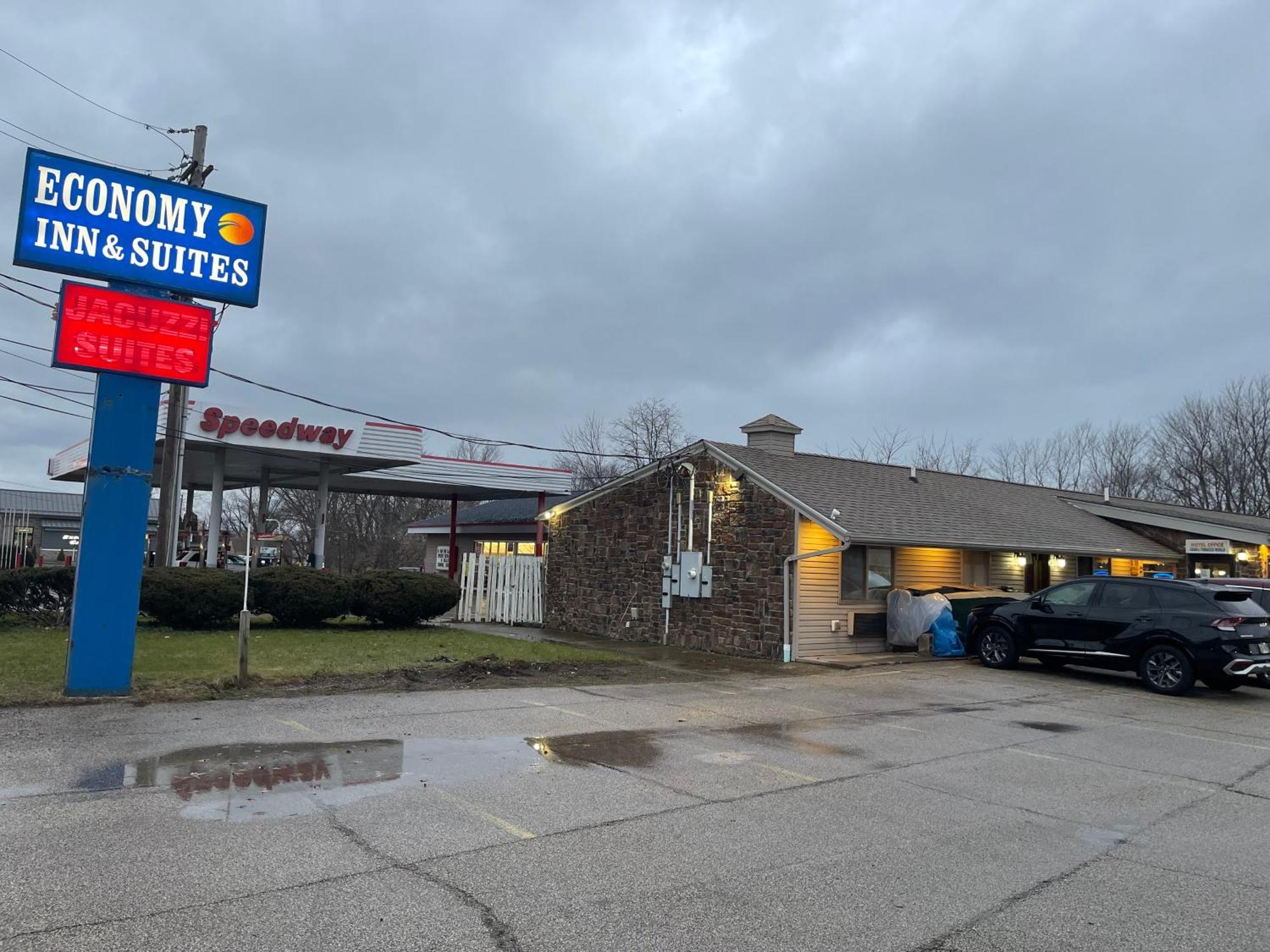 Economy Inn & Suites Ashtabula Esterno foto