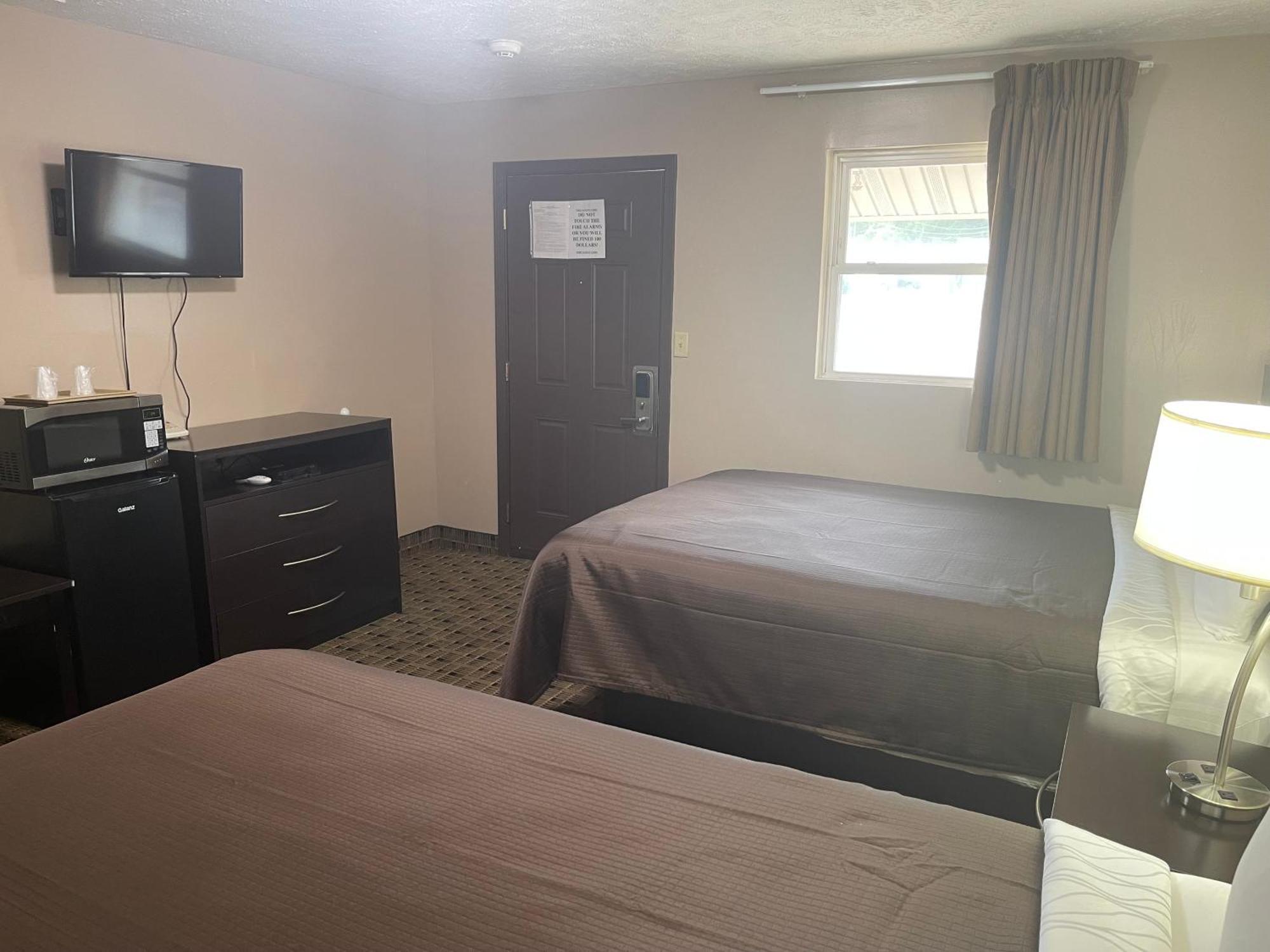 Economy Inn & Suites Ashtabula Esterno foto