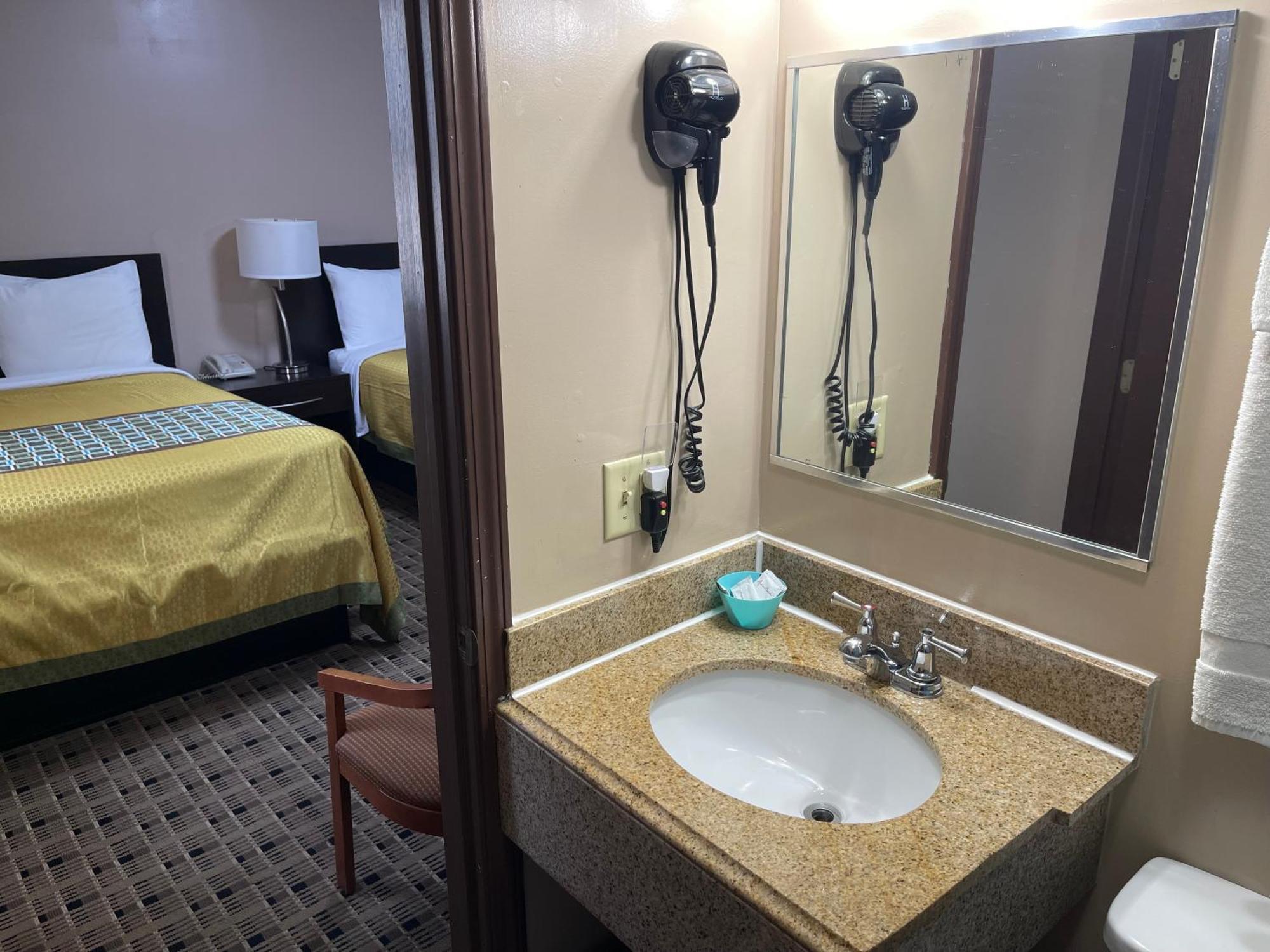 Economy Inn & Suites Ashtabula Esterno foto