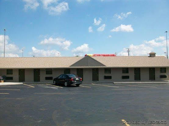 Economy Inn & Suites Ashtabula Esterno foto